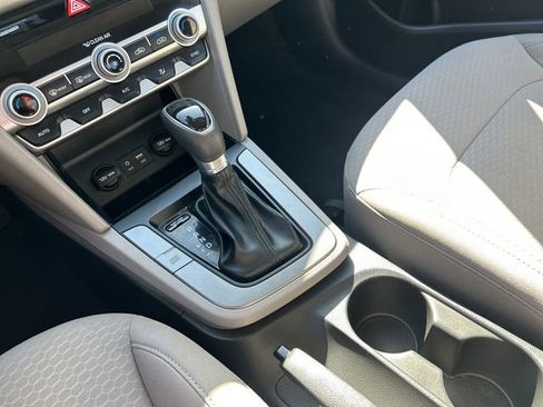 Used 2020 Hyundai Elantra SE w/ Winter Weather Package FWD image 15