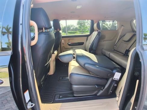 Used 2018 Kia Sedona SX FWD image 36