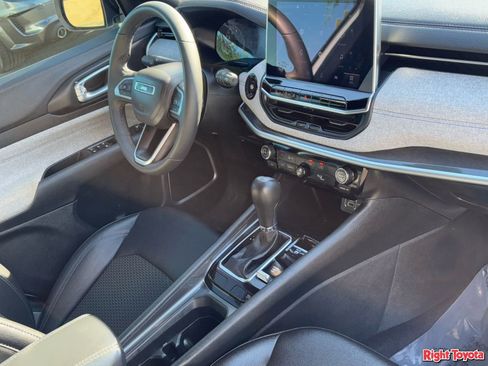 Used 2024 Jeep Compass Latitude image 8