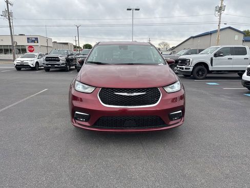 Used 2023 Chrysler Pacifica Touring-L FWD image 5