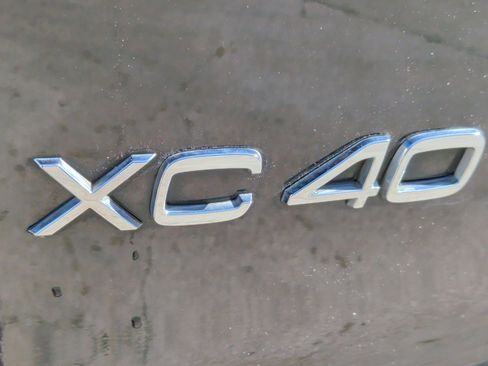 Used 2020 Volvo XC40 T4 R-Design image 12