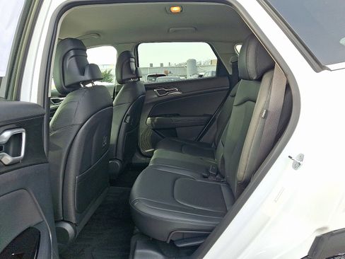 Used 2025 Kia Sportage EX image 8