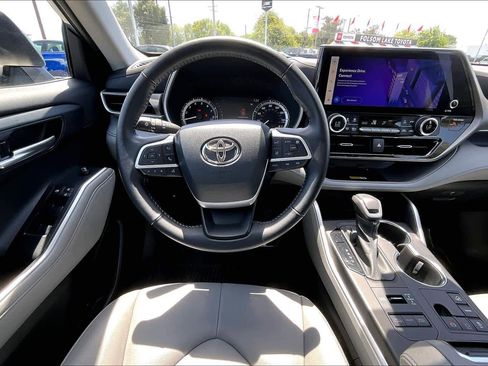 Used 2023 Toyota Highlander XLE AWD/4WD image 5