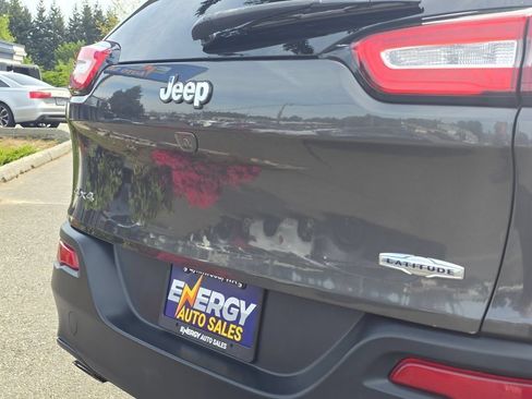 Used 2016 Jeep Cherokee Latitude w/ Cold Weather Group AWD/4WD image 14