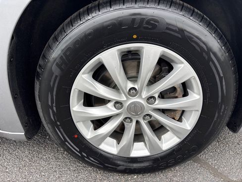 Used 2019 Chrysler Pacifica Touring-L FWD image 9