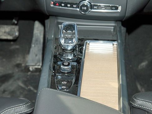 New 2026 Volvo XC60 B5 Ultra w/ Climate Package image 28