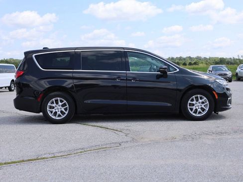 Used 2023 Chrysler Pacifica Touring-L FWD image 7