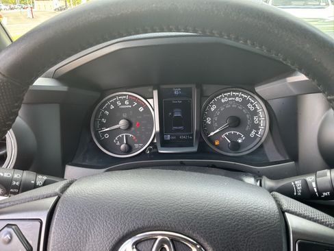 Used 2022 Toyota Tacoma TRD Sport w/ TRD Premium Sport Package AWD/4WD image 21