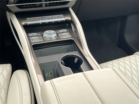 Used 2024 Lincoln Nautilus Black Label w/ Jet Appearance Package (87T) image 18