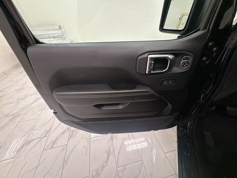 Used 2025 Jeep Wrangler Unlimited Sahara w/ Safety Group AWD/4WD image 23