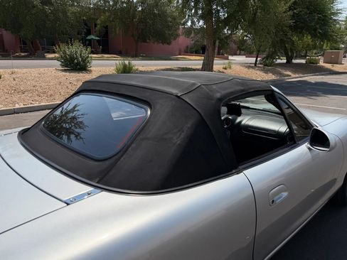 Used 2005 MAZDA MX-5 Miata LS RWD image 23