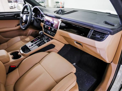 Certified 2025 Porsche Macan image 28