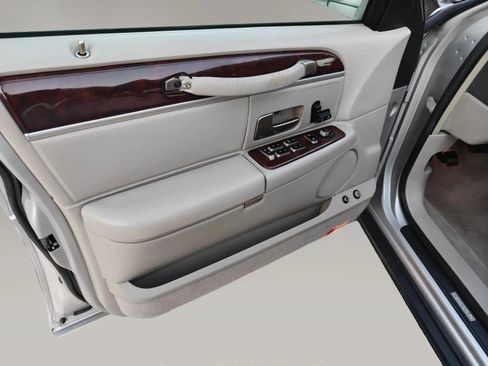 Used 2007 Lincoln Town Car Signature RWD image 14