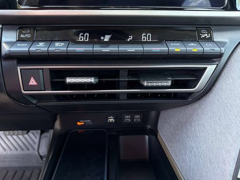 Used 2025 Toyota Camry LE w/ Convenience Package image 23