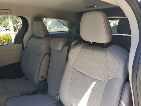 Used 2021 Toyota Sienna LE w/ LE Plus Package FWD image 13