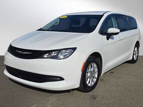 Used 2023 Chrysler Voyager LX FWD image 7