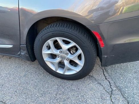 Used 2018 Chrysler Pacifica Touring-L Plus w/ Tire & Wheel Group image 11