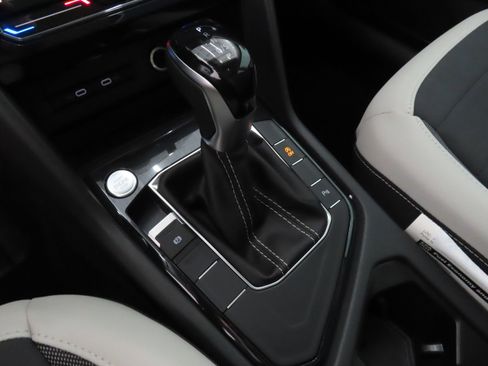 New 2026 Volkswagen Taos SE FWD image 15