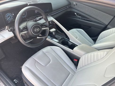 Used 2025 Hyundai Elantra Limited image 17