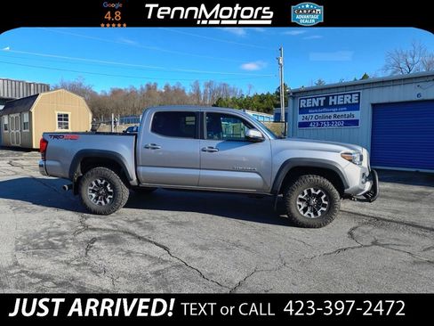 Used 2017 Toyota Tacoma TRD Off-Road image 2