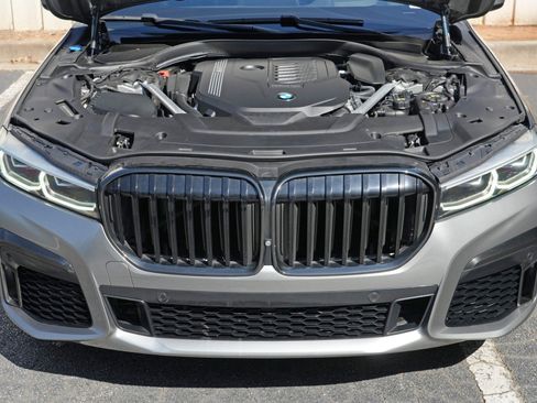 Used 2022 BMW 740i w/ M Sport Package RWD image 8