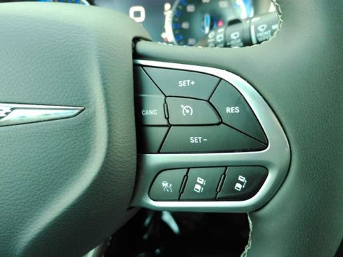 Used 2026 Chrysler Pacifica Select image 41