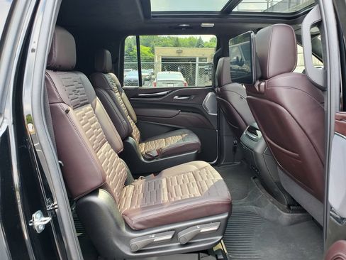 Used 2024 Cadillac Escalade ESV Sport Platinum w/ Heavy-Duty Trailer Package AWD/4WD image 40