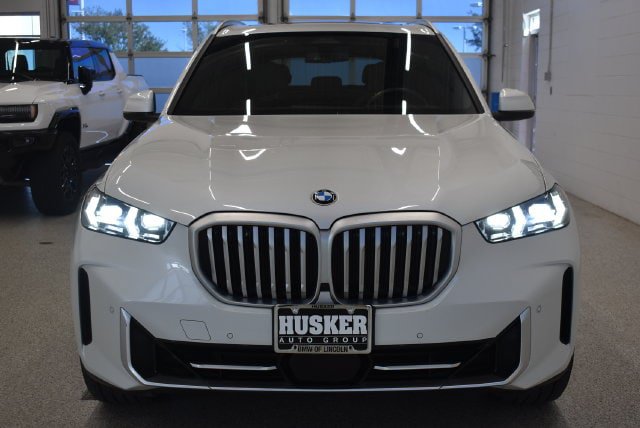 Used 2025 BMW X5 xDrive40i AWD/4WD image 3