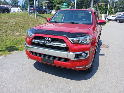 Used 2018 Toyota 4Runner SR5 AWD/4WD image 3