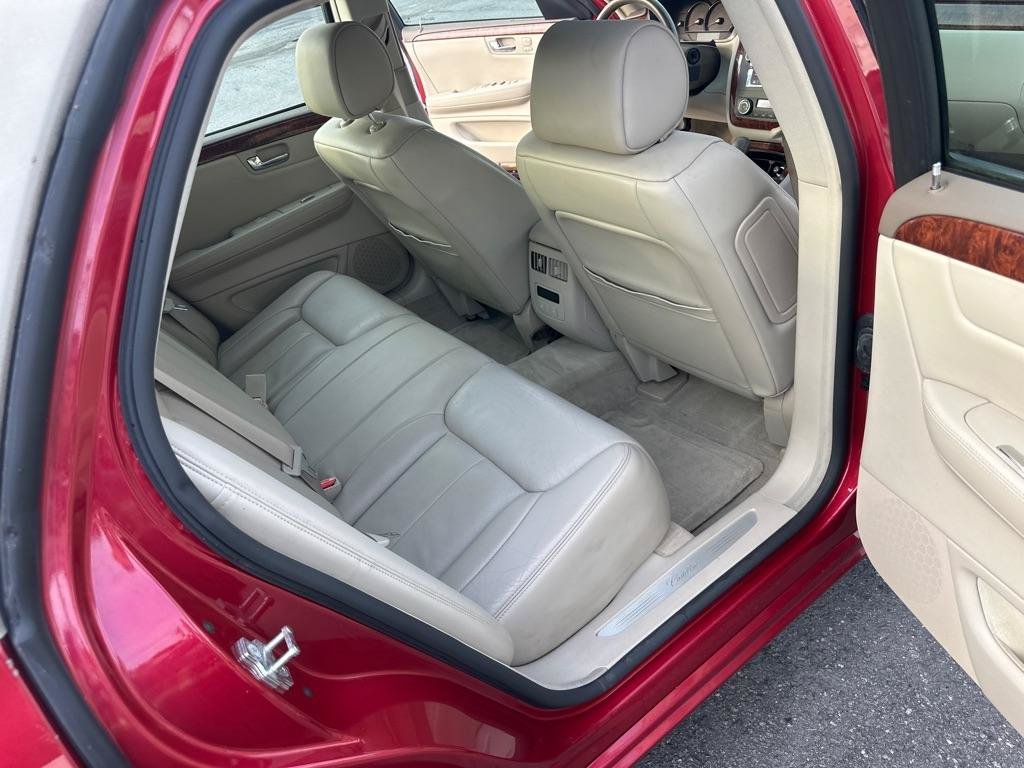 Used 2006 Cadillac DTS w/ Trunk Convenience Package FWD image 27