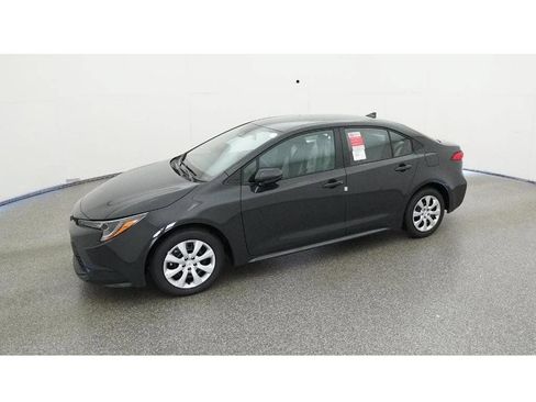 Used 2025 Toyota Corolla LE FWD image 3