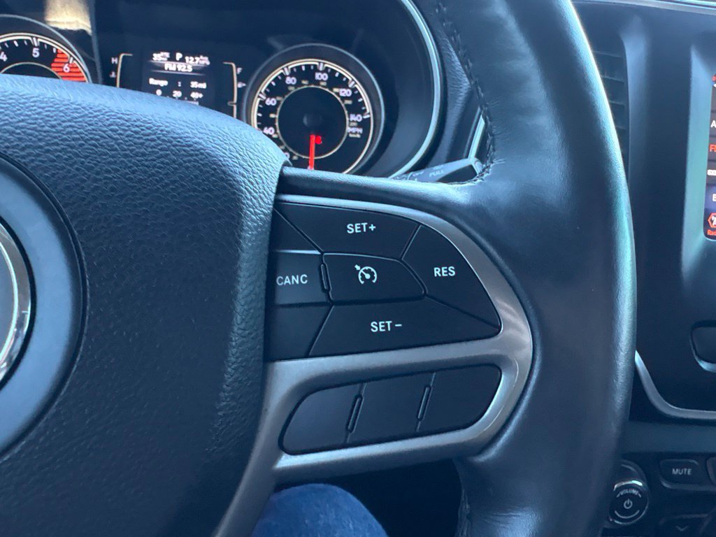 Used 2019 Jeep Cherokee Latitude Plus w/ Cold Weather Group AWD/4WD image 18