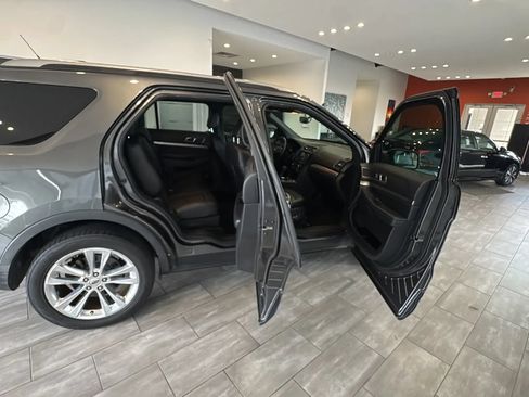 Used 2018 Ford Explorer XLT w/ Equipment Group 202A FWD image 18
