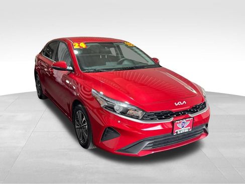 Used 2024 Kia Forte LXS w/ LXS Technology Package FWD image 3