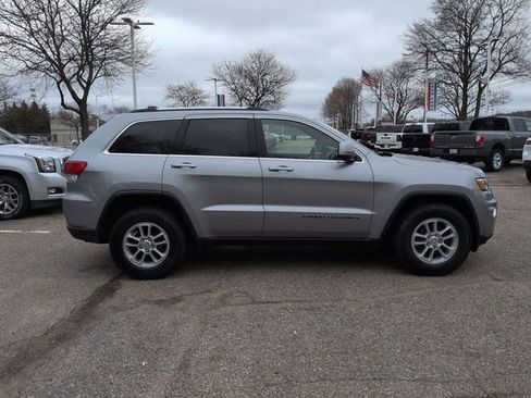 Used 2019 Jeep Grand Cherokee Laredo w/ Security & Convenience Group AWD/4WD image 2