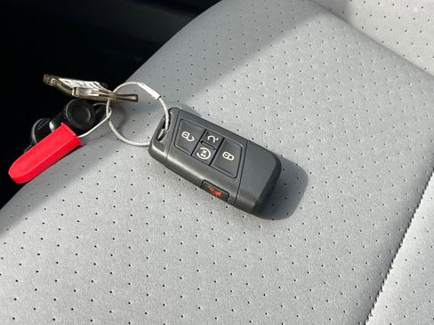 Used 2025 Volkswagen Jetta SE image 21