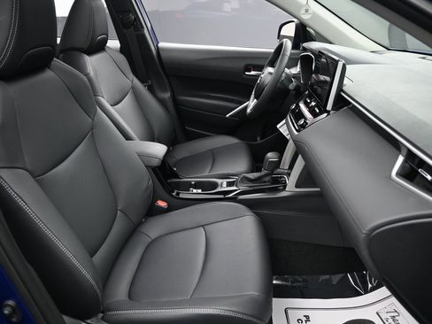 Used 2025 Toyota Corolla Cross XLE w/ Convenience Package image 34