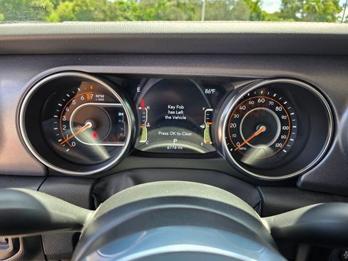 Used 2023 Jeep Gladiator Mojave AWD/4WD image 24