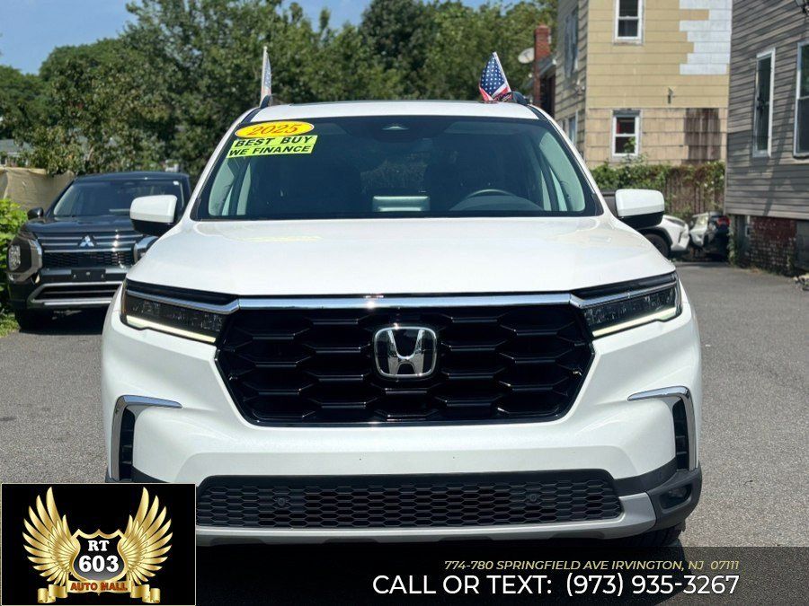 Used 2025 Honda Pilot Touring image 2