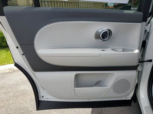 New 2026 Hyundai Ioniq 9 SE image 9