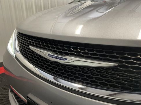 Used 2020 Chrysler Pacifica Limited FWD image 7