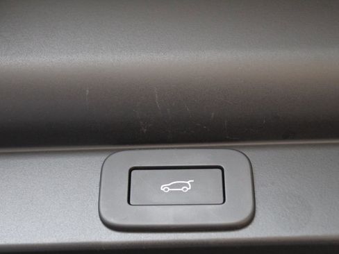 Used 2025 Land Rover Range Rover SE image 28