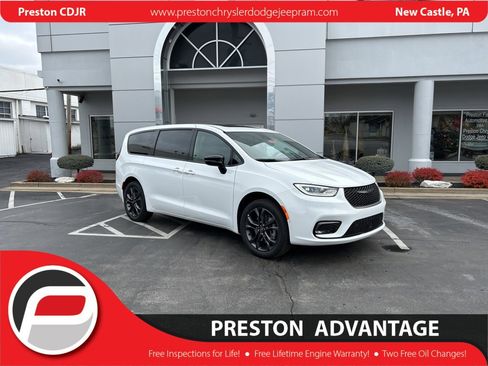 New 2026 Chrysler Pacifica Select AWD/4WD image 1