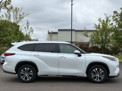 Used 2023 Toyota Highlander XLE FWD image 6