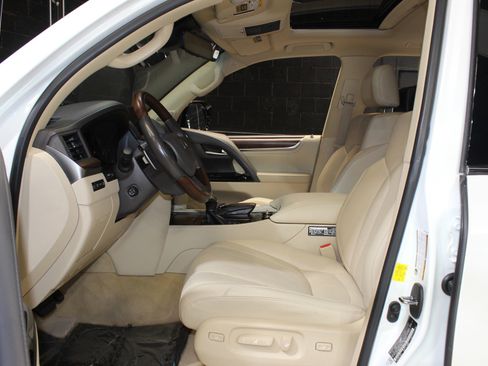 Used 2019 Lexus LX 570 4WD image 28