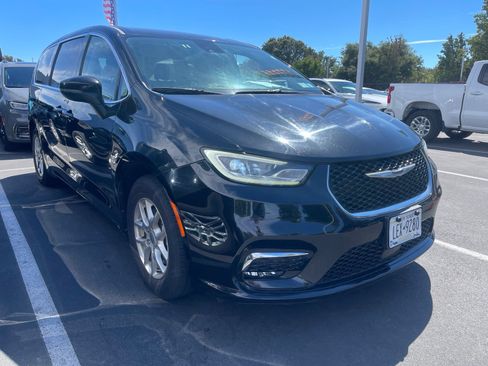 Used 2023 Chrysler Pacifica Touring-L FWD image 1