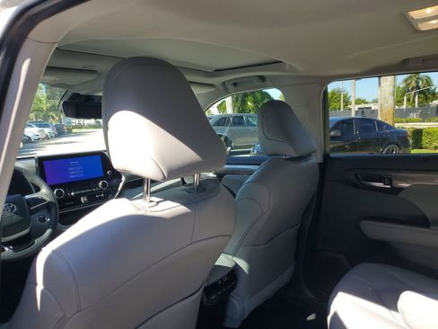 Used 2024 Toyota Highlander Limited image 19
