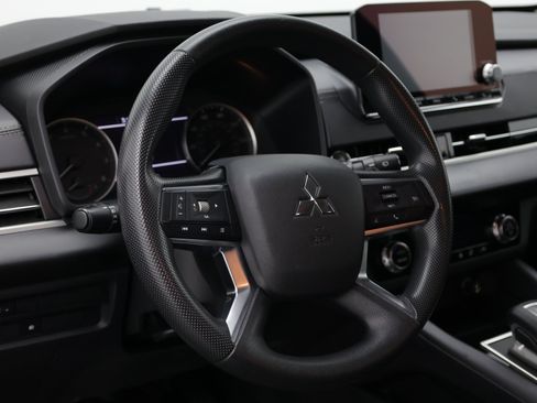 Used 2024 Mitsubishi Outlander ES FWD image 12