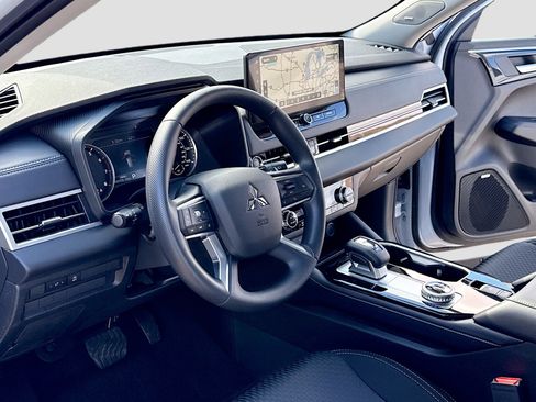 New 2026 Mitsubishi Outlander ES image 4
