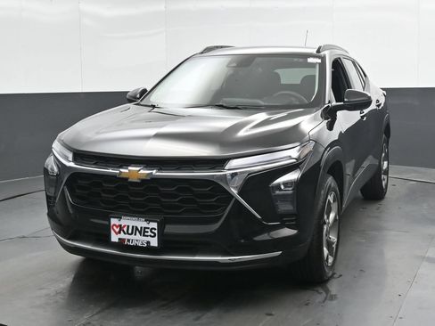 Used 2025 Chevrolet Trax LT FWD image 6